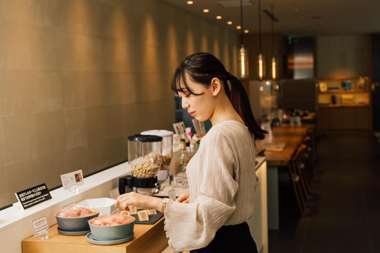 Kanazawa Tokyu Hotel Exteriör bild A woman working in a restaurant