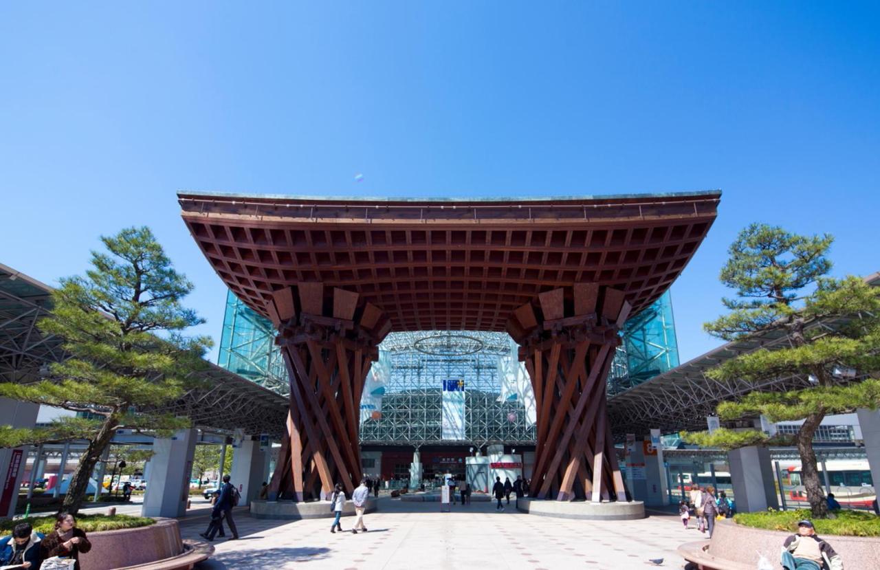 Kanazawa Tokyu Hotel Exteriör bild The station entrance in 2015
