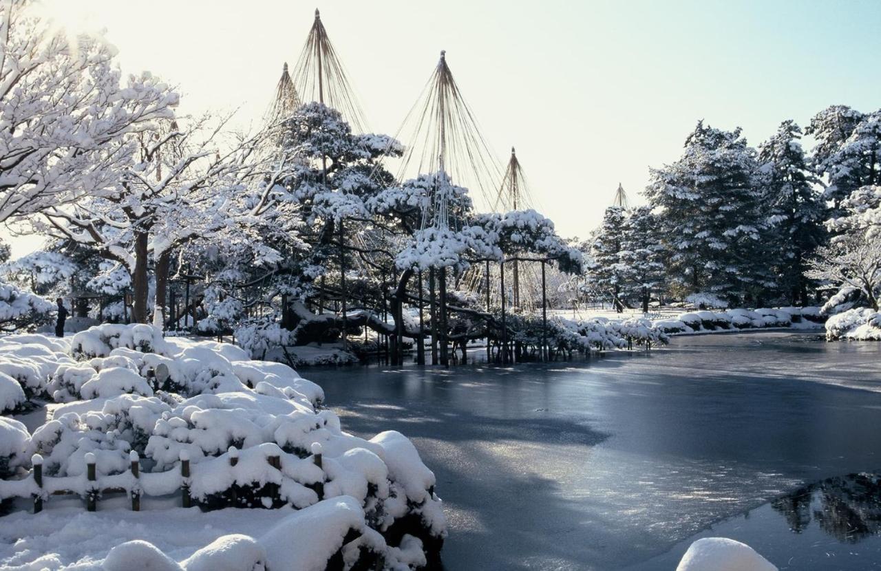 Kanazawa Tokyu Hotel Exteriör bild The Japanese garden in winter