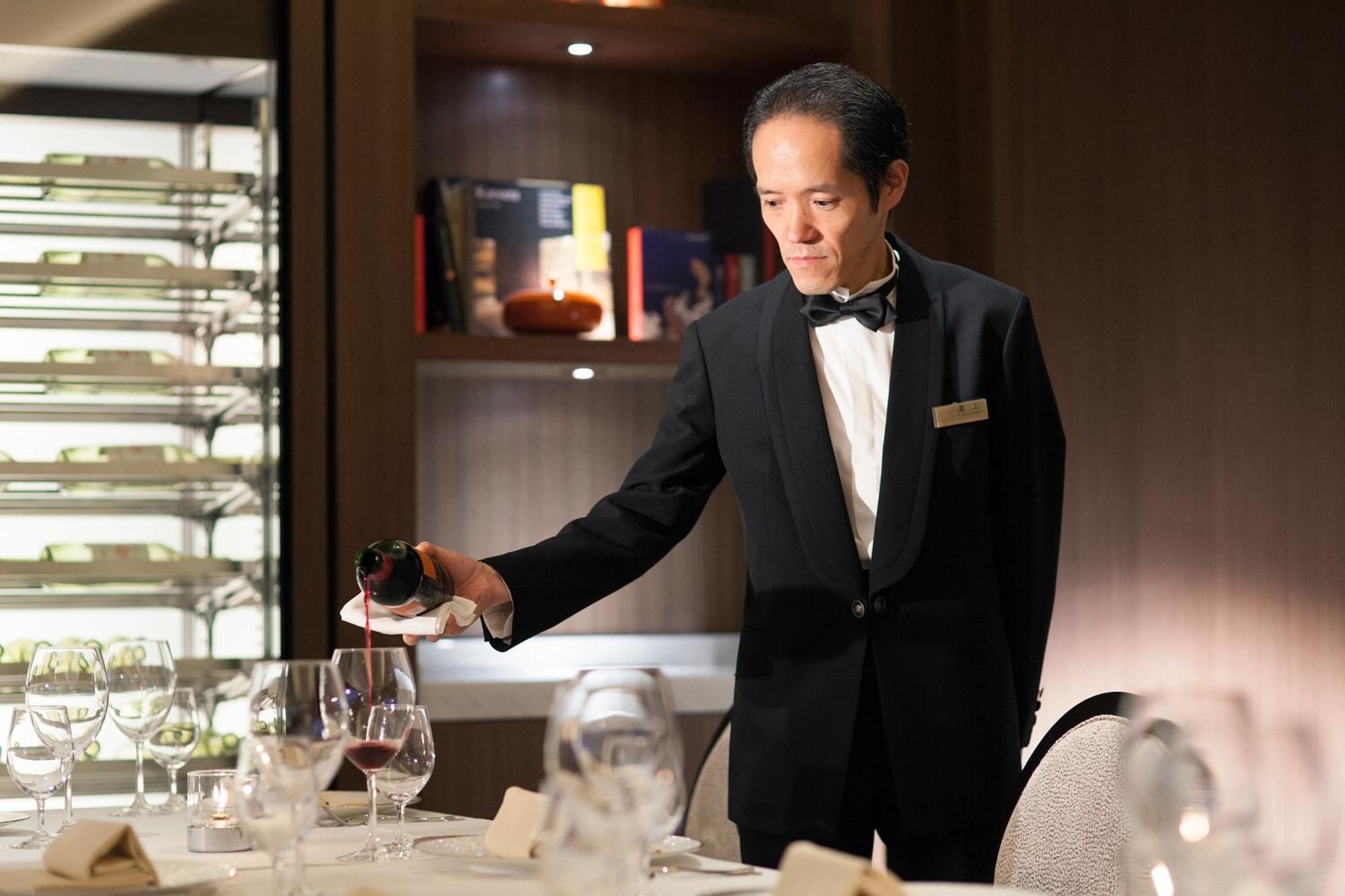 Kanazawa Tokyu Hotel Exteriör bild A butler at the Mandarin Oriental, Tokyo