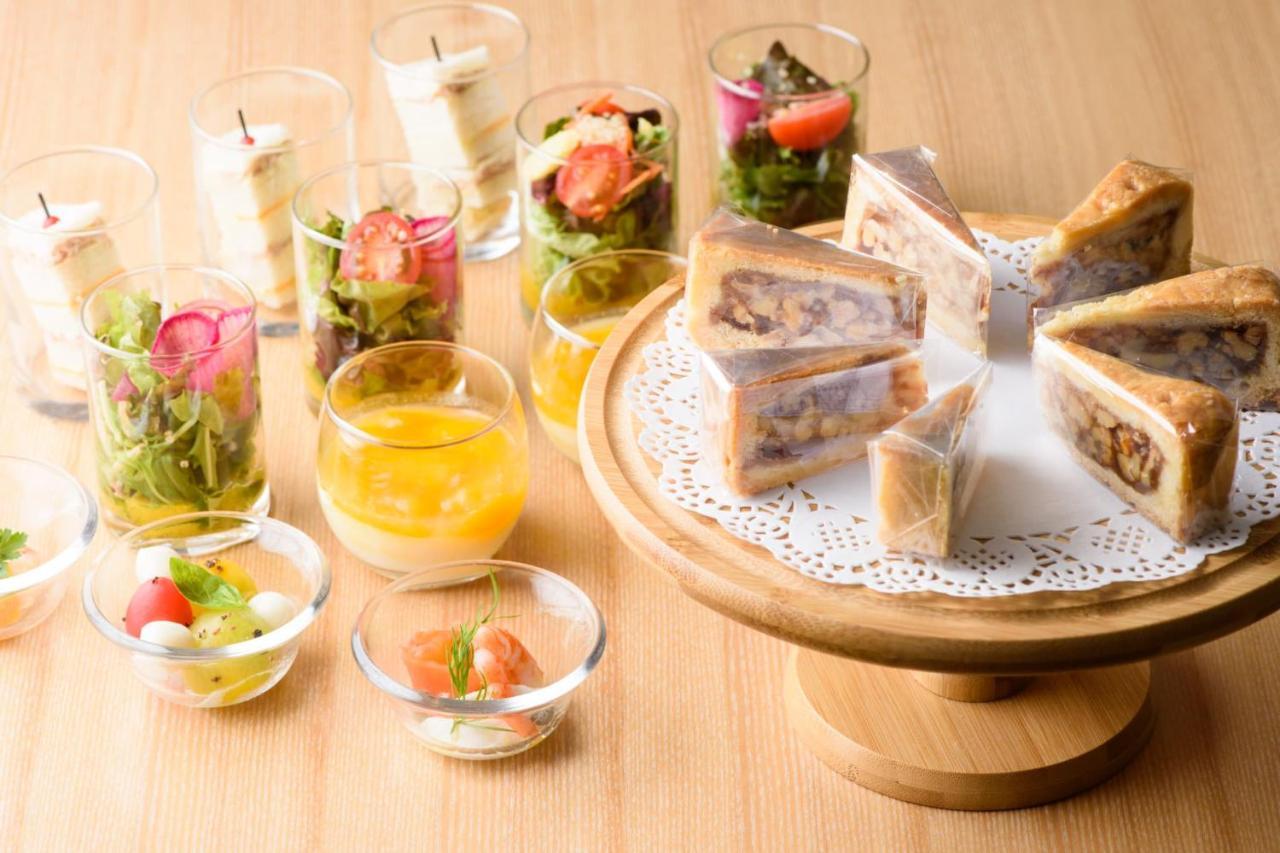 Kanazawa Tokyu Hotel Exteriör bild A selection of canapés