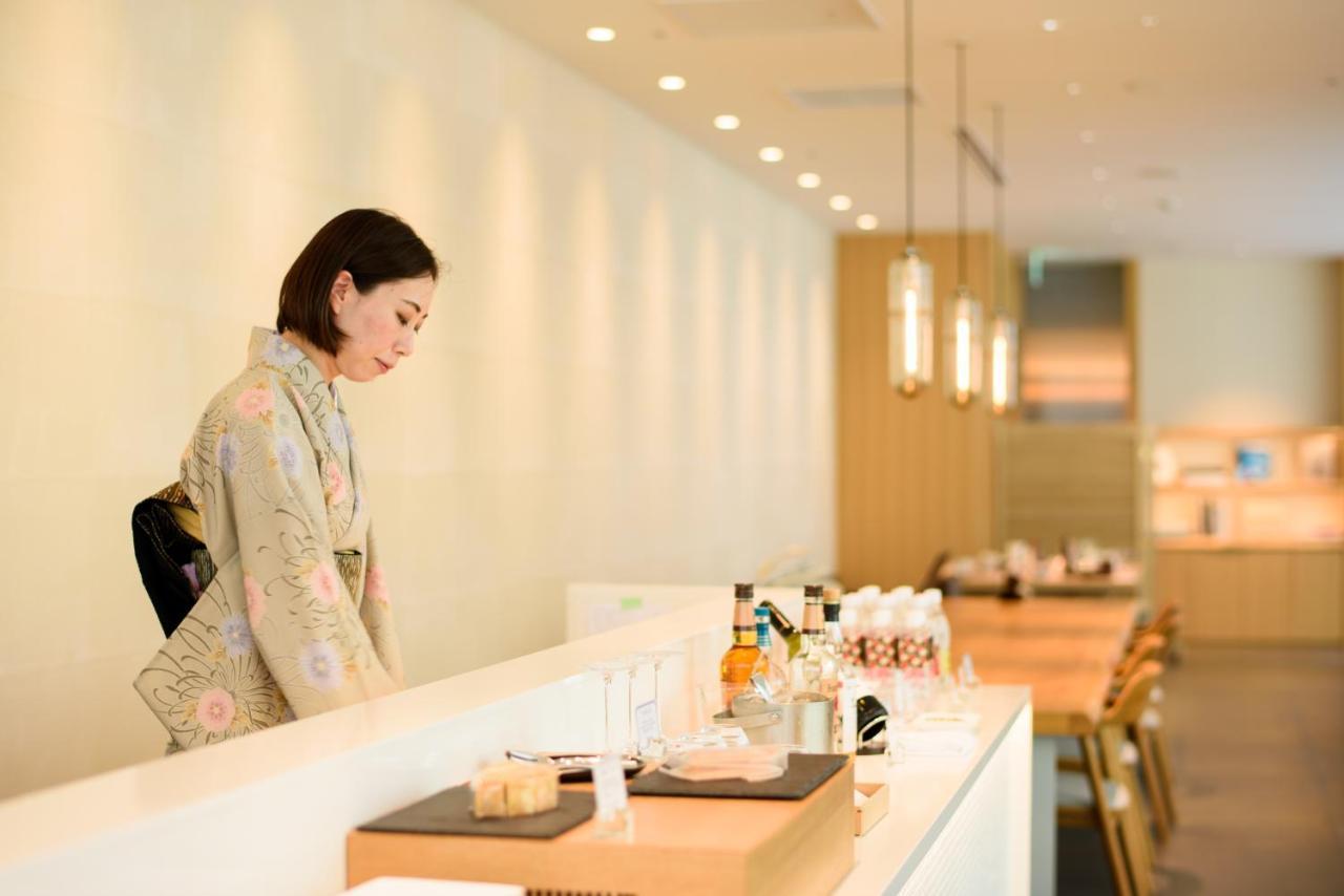 Kanazawa Tokyu Hotel Exteriör bild A flight attendant at the airport